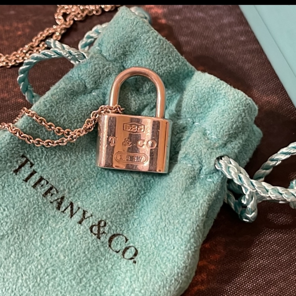 TIFFANY AND CO LOCKET STERLING SILVER 92T ADORABLE PRISTINE CONDITION 💙 - Picture 1 of 7